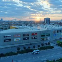 ホテルの部屋から望むショッピングセンター