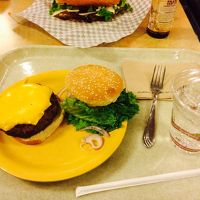 夕ご飯のチーズバーガー