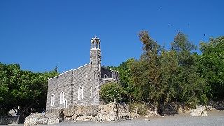 ガリラヤ湖畔にたたずむ教会です。