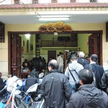行列の店前