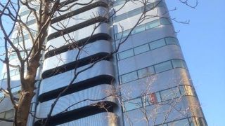 地上18階のオフィスビルですが、地階には飲食店があります。