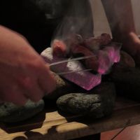 和牛ステーキは目の前で石の上で焼いてくれる