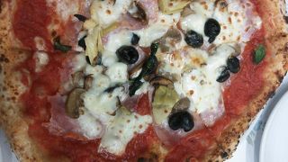 それほどお洒落な雰囲気の店ではないが、実績のあるピザが美味しい店