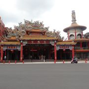 屏東駅前の派手な寺院