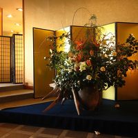 エントランスでは迫力ある素敵な生け花がお迎えしてくれます。