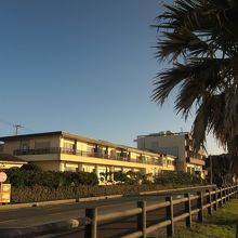 台風で屋根が吹っ飛んだんですってー。そうは見えませんね。