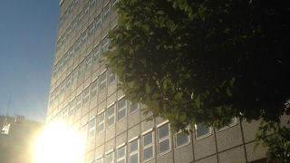 赤と白の鉄塔が目立つビルです。