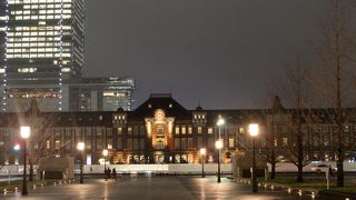 東京駅丸の内中央口から皇居に通じる道