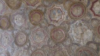 壁の装飾や壁画が美しい