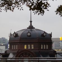 閉鎖されていた５階テラス越しに見た東京駅丸の内駅舎