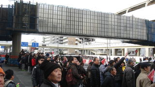 この駅でタクシ−捕まえるのは至難の業