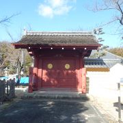 由緒ある浄土宗のお寺　菊の紋がある赤い勅使門が目をひきます