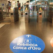 路面に案内があって分かりやすいです