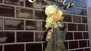 並んでいるパン屋さん