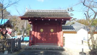 由緒ある浄土宗のお寺　菊の紋がある赤い勅使門が目をひきます