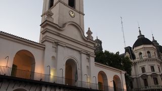 5月広場に面しています