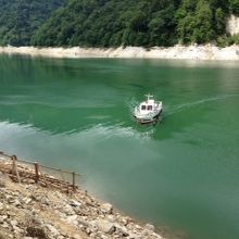 黒部湖の上流には登山者用の渡しが運行されている