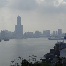 高雄市街を一望