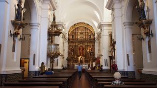 レコレータ墓地の隣にあります