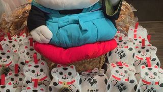 伏見稲荷でせんべいを買うならこのお店かな。