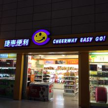 このお店も結構見た気がする。コンビニ+お土産屋さんって感じ。