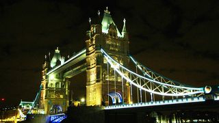 タワー・ブリッジまでの橋巡りは夕方～夜がお勧め♪