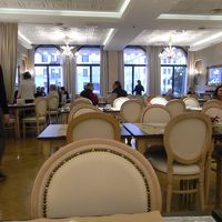 食堂。窓側の席はファミリー仕様。お一人様は座りづらいです