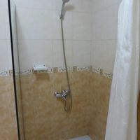 水圧はそんなに強くないです。シャンプー・バスジェル付き。