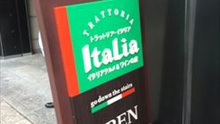 ここでは、できたてのピザを食べる事で有名で、ワインと一緒に食べてみてください。