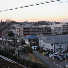 山門前参道からの眺め。開発された寺尾の街、