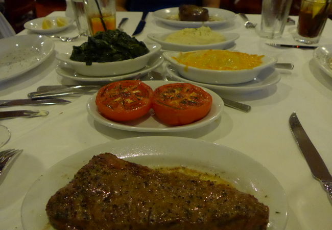 雰囲気が良く、ステーキは美味しく、サービスもしっかりしたお店。