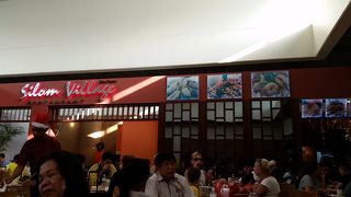 レストラン、コーヒーショップがたくさんあるが、満席だしちょっと高い。