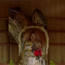 「不老松」の枯れた幹に彫り込んだ大師像