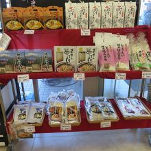 中に入ると定番の土産が