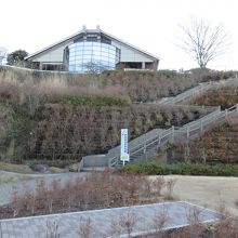 ＰＡの裏手に建物が。早朝なので営業していませんでした。