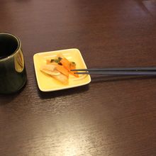 最初にお茶と漬物が
