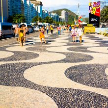 モノトーンのモザイクになった歩道のタイルはコパカバーナの代名