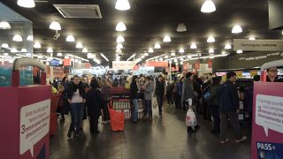 ランブラス通りにあって便利なカルフール