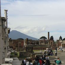 アポロ神殿の横からジュピター神殿を望む。