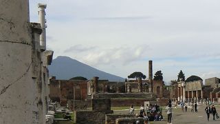 ポンペイの大きな神殿は２つ。その一方がこのジュピター神殿。