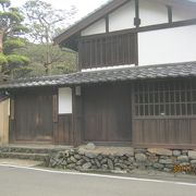 江戸時代初期に建てられた武家屋敷です。