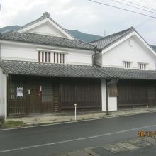 同じ作りの建物が２つ並んでいます。