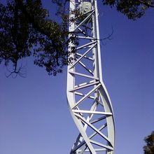 空にそびえています。