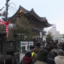 参道からずっと列に並びます。