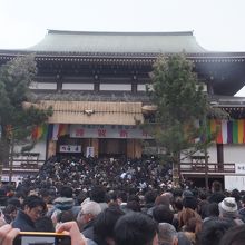 賽銭箱にもなかなかたどり着けません。