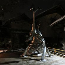 昔は通りにいたのに、車に驚いて建物の陰に移動したカブトムシ？