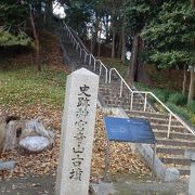 町中にある前方後円墳。後円部分は神社、前方部分は墓地。