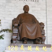 蒋介石像　かなり大きい