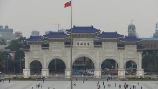 中正紀念堂 （初めて見るとその荘厳さに驚き）