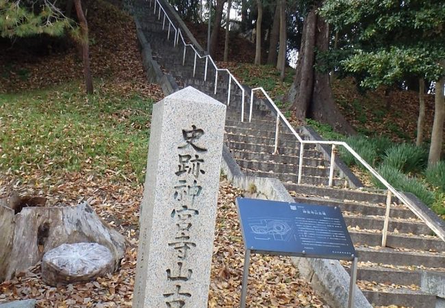 町中にある前方後円墳。後円部分は神社、前方部分は墓地。